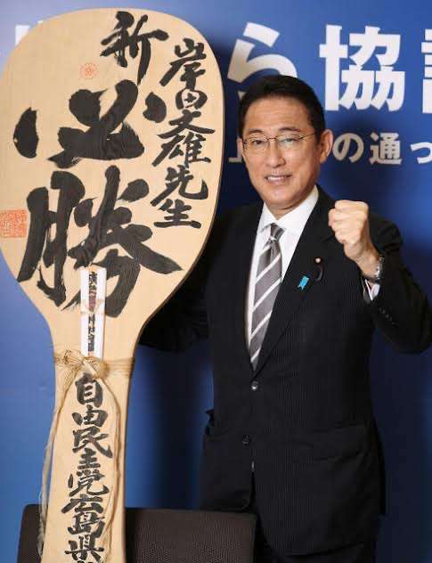 ゼレンスキー「岸田総理大臣から日本古来より伝わる呪術の板を貰った。ありがとう岸田総理！」