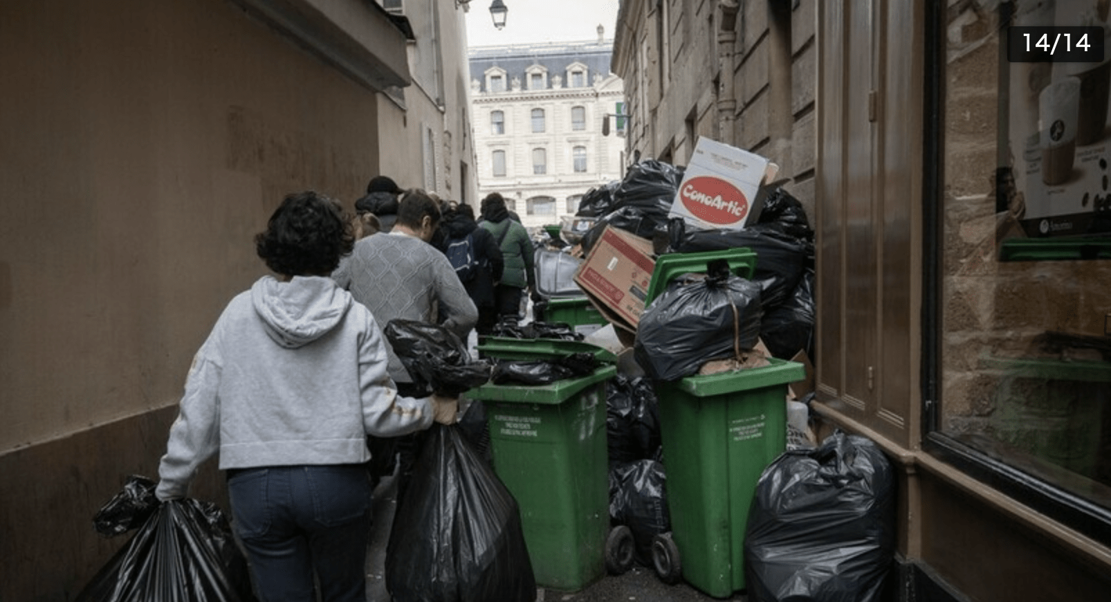 フランスパリにごみの山に...年金改革反対でごみ回収業者らが5、6、16区など行政区や高級住宅街でストライキ