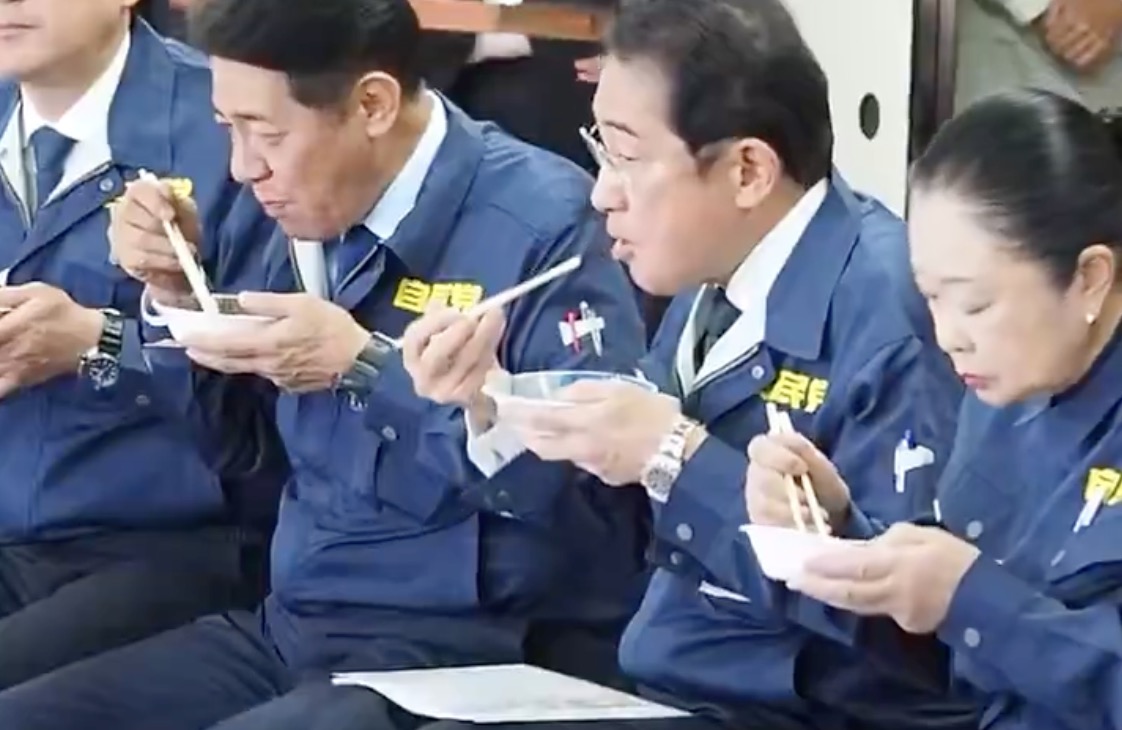 『アメリカ共和党はトランプに乗っ取られた』と、トランプ大統領をさんざん批判していた岸田文雄さん、トランプ大統領の来日のタイミングで能登半島で牡蠣を食べている...