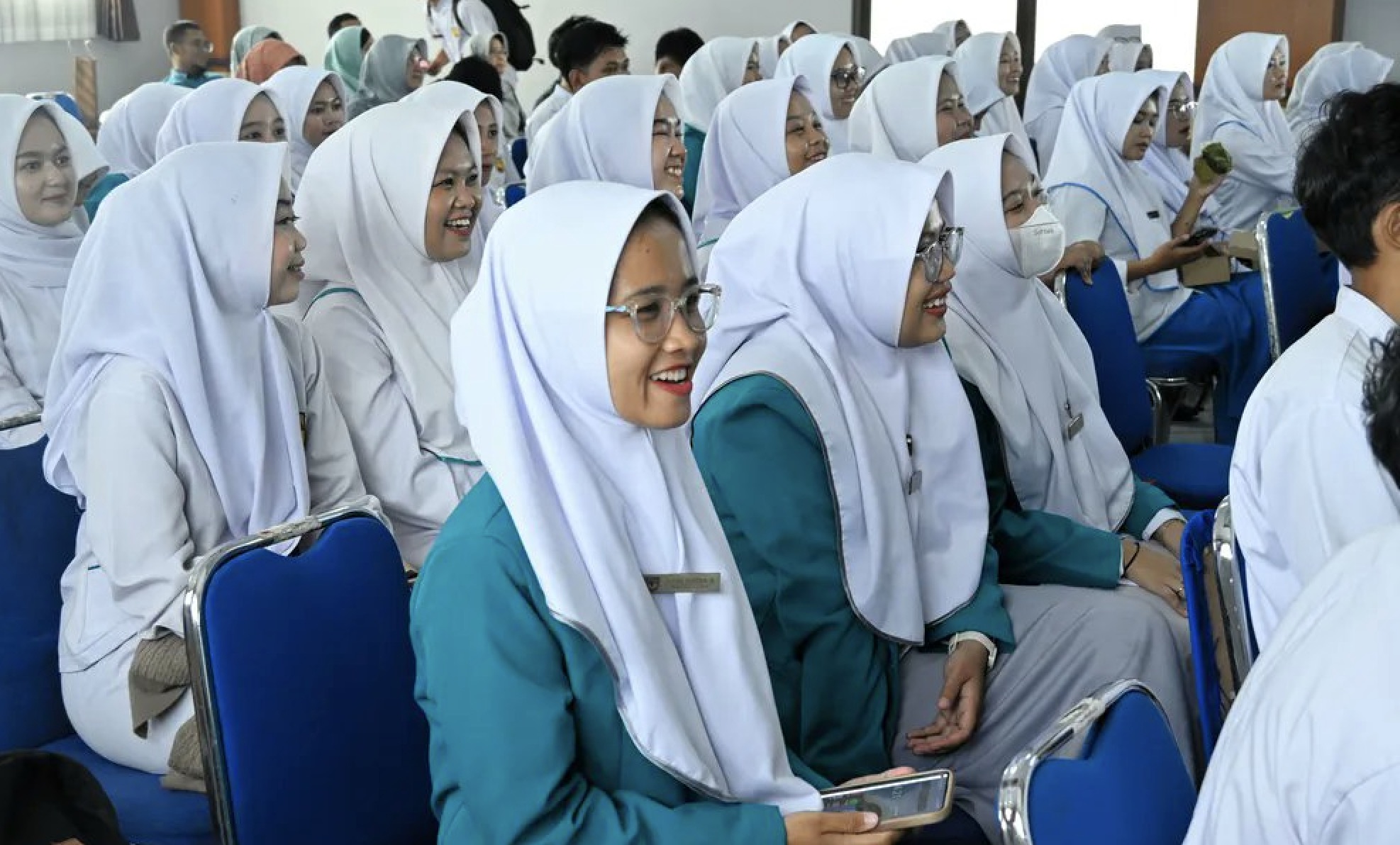 北海道東川町など32市町村は、介護人材の確保を目的として、インドネシアの留学生に対し1人あたり年間370万円を支給する新戦略を発表しましたが、これを日本人に上乗せ支給すれば、年収が2倍以上に。人口約1億2,302万人にも上る日本の人手不足は、移民ではなく政策次第で解消可能なのでは？